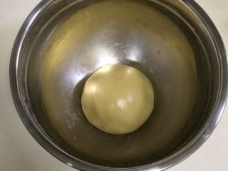 5、蔓越莓椰蓉月饼,用刮刀拌匀，带上一次性手套用手抓捏，揉成光滑的面团。