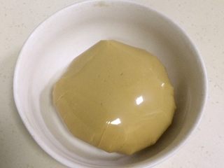 6、蔓越莓椰蓉月饼,包上保鲜膜，室温醒发1～2小时。