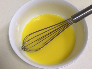 8、蔓越莓椰蓉月饼,用手动打蛋器搅拌均匀。