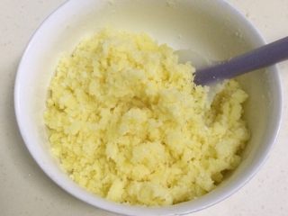 9、蔓越莓椰蓉月饼,加入椰蓉，用刮刀翻拌均匀。