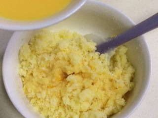 10、蔓越莓椰蓉月饼,待放凉后，加入鸡蛋液，翻拌均匀。