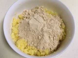 11、蔓越莓椰蓉月饼,继续加入熟糯米粉，翻拌均匀。