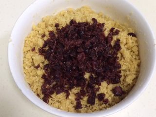 12、蔓越莓椰蓉月饼,最后加入切碎的蔓越莓干，翻拌均匀。