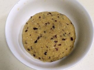 13、蔓越莓椰蓉月饼,拌匀后盖上保鲜膜，加入冰箱冷藏半个小时。