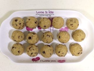 14、蔓越莓椰蓉月饼,冷藏完毕后取出，平均分成15份，每份约30克，放入冰箱冷冻1个小时。