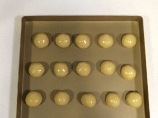 15、蔓越莓椰蓉月饼,醒发好的饼皮面团分成15等份，每份约20克。