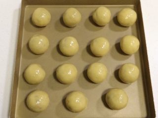 19、蔓越莓椰蓉月饼,把所有的饼皮都包入馅料。