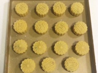 23、蔓越莓椰蓉月饼,轻轻的把模具内的月饼推出来，全部压好后，给月饼表面喷水，无需喷太多，只要用喷壶轻轻一扫而过即可，喷后静置5～10分钟。