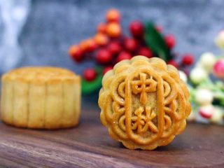 28、蔓越莓椰蓉月饼,刚出炉的月饼饼皮有点干硬，放凉后，密封保存两三天，待回油后更加油润可口。