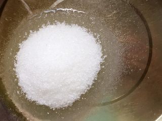 3、花生酥～#家有烤箱#,在花生油中加入绵白糖