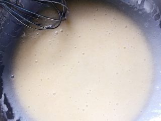 6、花生酥～#家有烤箱#,搅拌均匀至白糖溶化。