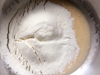 7、花生酥～#家有烤箱#,筛入低筋面粉和苏打粉