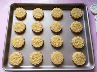 13、花生酥～#家有烤箱#,全部压好了，整齐的摆放在不粘烤盘中。（如果是普通烤盘，就要铺一层油纸）