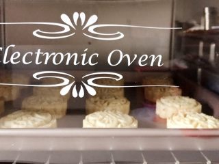 14、花生酥～#家有烤箱#,将烤盘放入预热好的烤箱中层，上下火170度，烤18分钟即可。