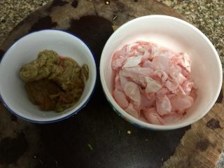 2、酸辣软糯无敌下饭➕泡椒蒜苗烧鱼泡,把鱼籽过水小心清洗下下,鱼泡撕去鱼肠洗去血污,用牙签戳破放气