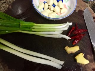 5、酸辣软糯无敌下饭➕泡椒蒜苗烧鱼泡,姜去皮清洗,干辣椒清洗,蒜剥皮清洗,小葱蒜苗择好洗净备用