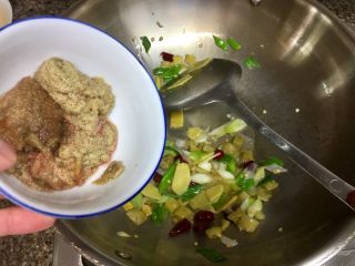 12、酸辣软糯无敌下饭➕泡椒蒜苗烧鱼泡,加入鱼籽炒散炒香