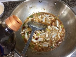 16、酸辣软糯无敌下饭➕泡椒蒜苗烧鱼泡,煮开,加入少许生抽