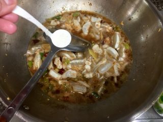 17、酸辣软糯无敌下饭➕泡椒蒜苗烧鱼泡,加入一点白糖提鲜