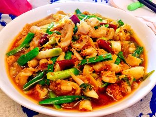 25、酸辣软糯无敌下饭➕泡椒蒜苗烧鱼泡,成品