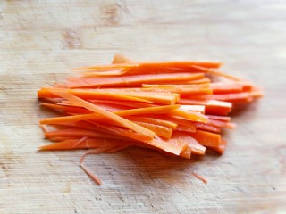 3、韩式石锅拌饭,将洗干净的胡萝卜切丝。