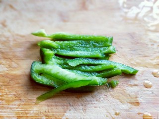 7、韩式石锅拌饭,青椒洗干净去根，去籽，切条。