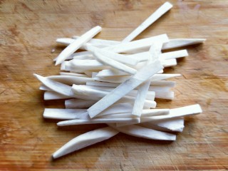 9、韩式石锅拌饭,杏鲍菇去皮，洗干净，切丝。