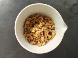 8、蜂蜜焦糖核桃派,再制作馅料，把核桃仁洗净沥干切碎