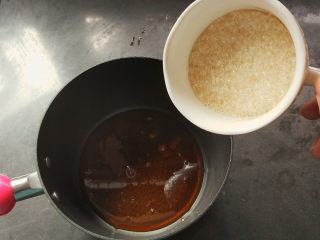 9、蜂蜜焦糖核桃派,蜂蜜倒入不沾的锅中，再倒入白砂糖，开小火熬制琥珀色