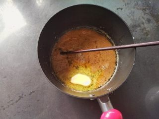 11、蜂蜜焦糖核桃派,再加入黄油融化，小火继续熬出焦糖