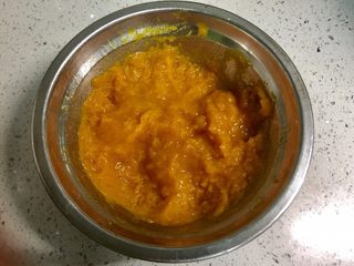 2、培根炒南瓜蝴蝶面(含蝴蝶面的做法),蒸的时候盆里会有一些水,直接捣烂,无需再添加水。