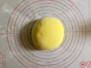 3、培根炒南瓜蝴蝶面(含蝴蝶面的做法),南瓜泥中加入面粉揉成光滑不粘手的面团,盖上保鲜膜静置20分钟以上。因为南瓜泥的含水量不同,面粉的吸水性也不同,方子仅供参考,请根据实际情况添加。