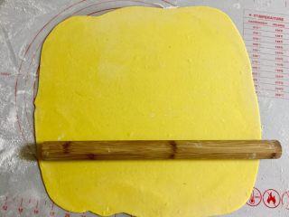 4、培根炒南瓜蝴蝶面(含蝴蝶面的做法),把面团用擀面杖擀成薄片,有压面机就更方便了。