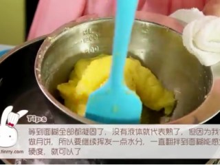 15、冰皮月饼,15、等到面糊全部都凝固了，没有液体就代表熟了，但因为我们要做月饼，所以要继续挥发一点水分，一直翻拌到面糊能感觉到硬度，就可以了，然后拿出来放一旁稍微冷却备用
