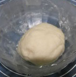 2、冰皮月饼,加入白油,继续揉至成为表面光滑的面团,盖上保鲜膜,静置30分钟。