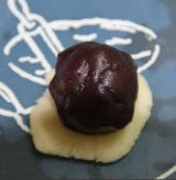 5、冰皮月饼,将饼皮按扁,包入月饼馅料