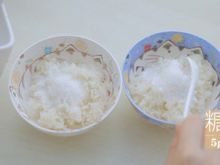 1、泰式料理的3+1种有爱做法「厨娘物语」,蒸好的糯米分成2份分别装碗，每份都加入20ml椰浆、5g糖、1g盐搅拌均匀备用。