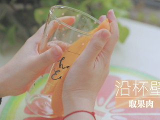 3、泰式料理的3+1种有爱做法「厨娘物语」,1个芒果对半切开，沿杯壁取出果肉后均匀切块。将切好的芒果摆入碟中，糯米饭装入模具按出造型，装饰薄荷。