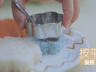 4、泰式料理的3+1种有爱做法「厨娘物语」,1个芒果对半切开，沿杯壁取出果肉后均匀切块。将切好的芒果摆入碟中，糯米饭装入模具按出造型，装饰薄荷。