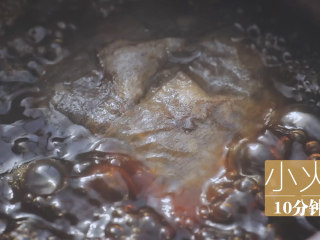 6、泰式料理的3+1种有爱做法「厨娘物语」,锅内倒入400ml清水，煮开后放入茶包小火煮10分钟，捞出茶包关火。