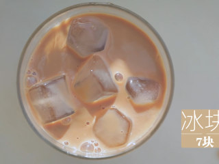 8、泰式料理的3+1种有爱做法「厨娘物语」,倒入杯中，加入7块冰块。