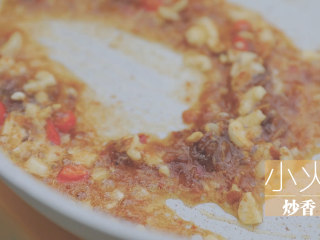 10、泰式料理的3+1种有爱做法「厨娘物语」,3颗蒜、1个小米椒切末备用。锅内倒入10ml食用油、放入蒜、小米椒、虾酱炒香。