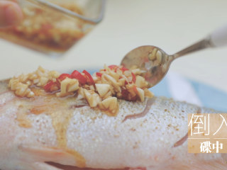 15、泰式料理的3+1种有爱做法「厨娘物语」,下面我们来调一个青柠酸辣汁，5颗蒜、1个小米椒切末，青柠对半切开，一半切片备用，另一半用来挤汁，加入10青柠汁、5ml鱼露、3g糖、5ml生抽搅拌均匀。