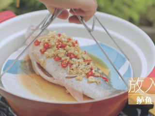 16、泰式料理的3+1种有爱做法「厨娘物语」,将我们调好的酱汁倒入碟中，锅内倒水开火上汽，放入鲈鱼大火蒸6分钟左右，关火焖2分钟。（减少一些蒸鱼的时候改成关火焖鱼可以让鱼肉变熟的同时变得更嫩哦）