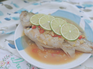 17、泰式料理的3+1种有爱做法「厨娘物语」,取出放上4片青柠，青柠蒸鲈鱼就完成啦，开吃吧~