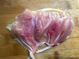 2、照烧鸡腿饭,首先把鸡腿清洗干净，沥干水分，把骨头去掉待用。