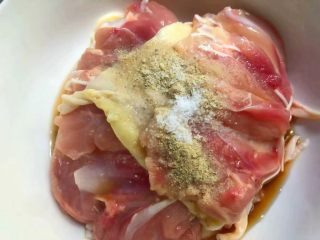 3、照烧鸡腿饭,把去掉骨头的鸡腿放入碗里，加入1勺料酒，适量白胡椒粉，适量盐，用手抓匀，腌制10分钟。