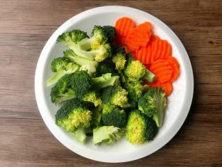 4、照烧鸡腿饭,西兰花切成小朵，用盐水浸泡一会，清洗干净待用，胡萝卜削掉外皮，清洗干净切片待用。