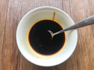 5、照烧鸡腿饭,取一个小碗，加入2勺生抽，1勺老抽，1勺蜂蜜，1勺蚝油搅拌均匀，照烧汁就做好了。