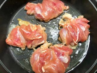 7、照烧鸡腿饭,平底锅放入少许油，把鸡腿放入煎制。